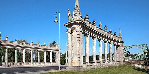  Die Glienicker Brücke, die Berlin und Potsdam verbindet, ist 148 Meter lang. 