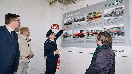 Einführung in die historischen Baureihen Vor der Besichtigung des S-Bahnwerks in Erkner erhalten die Mitglieder des Kundenbeirats eine Präsentation zu den historischen Baureihen und ihren Besonderheiten.