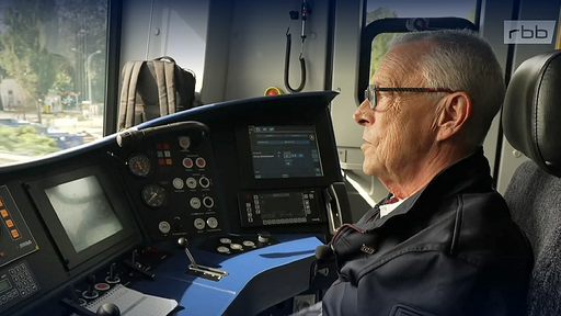 RBB Porträt Fühlt sich hier wohl: Klaus Rühmann im Führerstand