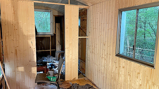 Innenansicht des Bauwagens Innenansicht des Bauwagens mit angebrachter Holzverkleidung.