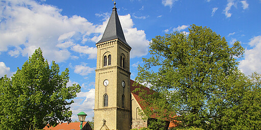 Station 5: Dorfkirche Schönfließ & Schönfließer Sommermusiken  Die hübsche Feldsteinkirche ist eines der ältesten Gebäude im Landkreis Oberhavel und wurde vermutlich bereits vor 1250 errichtet. Von Mai bis Oktober finden hier die Schönfließer Sommermusiken statt, mit musikalischen Veranstaltungen von Klassik bis Jazz.