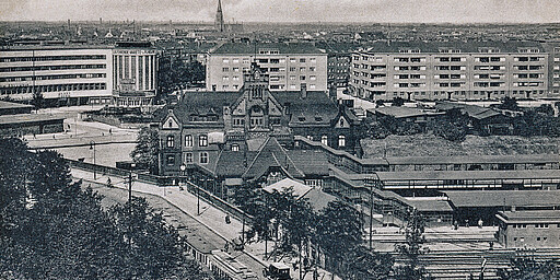 Gesundbrunnen Blick Richtung Norden auf den neuen Bahnhof Gesundbrunnen in den 1920er-Jahren. Im Vordergrund liegt an der Badstraßenbrücke der Ringbahnsteig mit dem kleinen Empfangsgebäude. Dahinter liegt der Bahnsteig für den Fernverkehr von Stettiner, Kremmener und Nordbahn. Und dahinter direkt an dem mächtigen Empfangsgebäude des Bahnhofs Gesundbrunnen liegt der Bahnsteig für den Vorortverkehr der drei Bahnen.