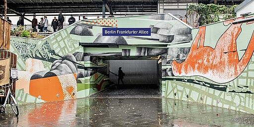 Bahnhof Frankfurter Allee Street-Art-Kunstwerk von Falk Land im Eingangsbereich des S-Bahnhofes Frankfurter Allee