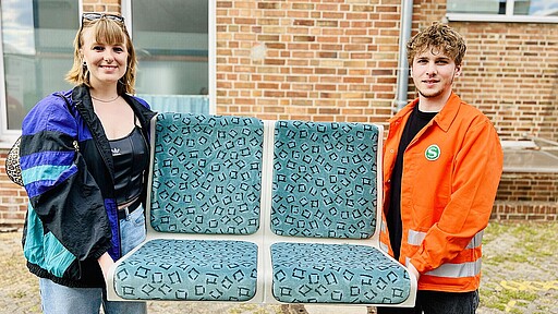Geburtstagsbesuch in S-Bahn-Manier Zum Geburtstag kam Jakob Chwastek ganz im Stil seines Lieblingsverkehrsmittels: Mit einer Warnweste vom eisenbahnerfahrenen Opa und einem selbstgestickten S-Bahn-Logo zeigte er seine Begeisterung für die S-Bahn. Als besonderes Geschenk gönnte er sich eine originale Sitzbank – künftig mit Ehrenplatz auf dem Balkon und bleibende Erinnerung an einen besonderen Tag.