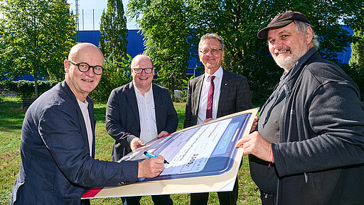 Spende besiegelt: Bei der Übergabe des symbolischen Schecks unterstützen Sven Heinemann, Christian Gaebler und Heiko Büttner gemeinsam mit Uwe Hiksch von den NaturFreunden Berlin das GleisBeet mit 3.500 Euro.