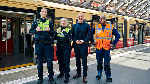Bild zum Sofortprogramm mit den Mitarbeitenden der Untrwegsreinigung und Sicherheit zusammen mit S-Bahn Berlin Chef Heiko Büttner am Bahnsteig.