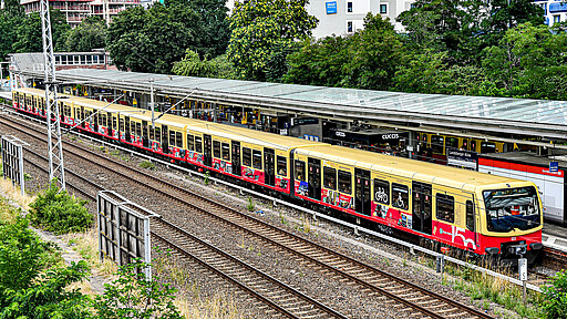 Sonderzug zur Geschichte des Rings Für die Themenfahrten zur Geschichte des Rings wird der im vergangenen Jahr zum 150-jährigen Ringbahn-Jubiläum beklebte Sonderzug eingesetzt. Ihn zieren zahlreiche historische Motive und informative Fakten.