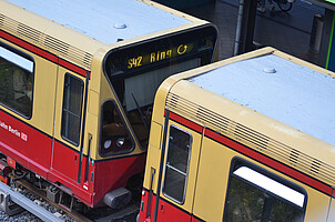 S42 at the Hermannstraße stop