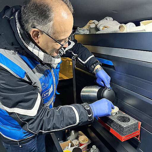 Die Welt jeden Tag ein bisschen besser machen. Andreas Splawski bereitet Tee für einen Mann am Leopoldplatz.