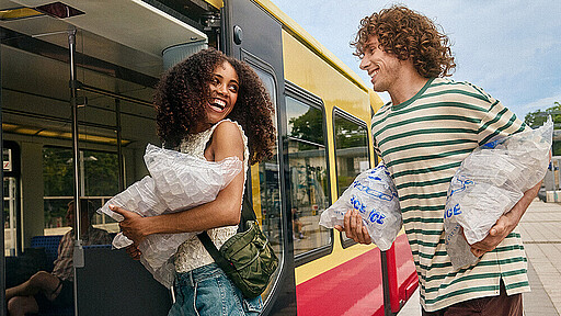 Wenn’s schneller gehen muss. Zwei junge Erwachsene steigen mit vier Beuteln voller Eis in die S-Bahn.