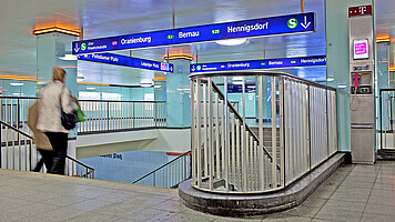 Auf den Bahnhöfen zeigen Ihnen Schriften und Symbole, wo es langgeht.