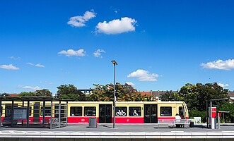 Modernisierte Baureihe 481 am Bahnsteig vor blauem Himmel