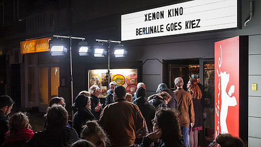 Das Xenon Kino mit dem Schriftzug „Berlinale Goes Kiez“