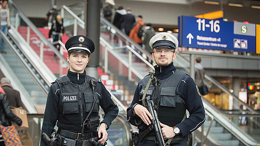 Bahnpolizei Die Bundespolizei ist auf dem Gebiet von Bahnanlagen für die öffentliche Sicherheit zuständig.