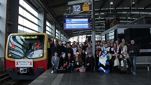 Spendensammlung Teamfoto beim Sonderzug zum Welt-Aids-Tag 2019
