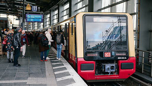 Die Türen der Berliner S-Bahn sind für alle offen – und mit etwas Rücksicht geht es auch pünktlich los.