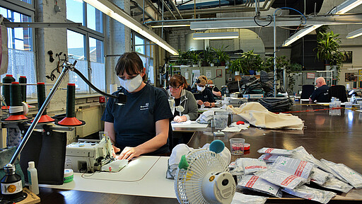 Mund-Nase-Bedeckungen für die S-Bahn-Belegschaft In der Sattlerei werden Mund-Nasen-Bedeckungen genäht.