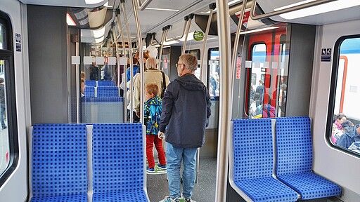 Die Besucher erkunden die helle und geräumige neue S-Bahn