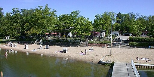  Der Ziegeleisee mit seinem Strandbad liegt im naturnahen Berliner Norden. 