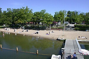 Der Ziegeleisee mit seinem Strandbad liegt im naturnahen Berliner Norden.