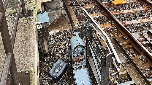 Sicherheitscheck im Detail Während der Wartung: ein weiterer Blick auf die mechanische Notbremse durch Signalmechaniker Sebastian Wölfer.