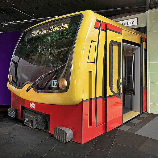 Die S-Bahn Berlin verbindet Die S-Bahn ist als Symbol für die Epoche ausgestellt, die von der Wiedervereinigung Deutschlands handelt.