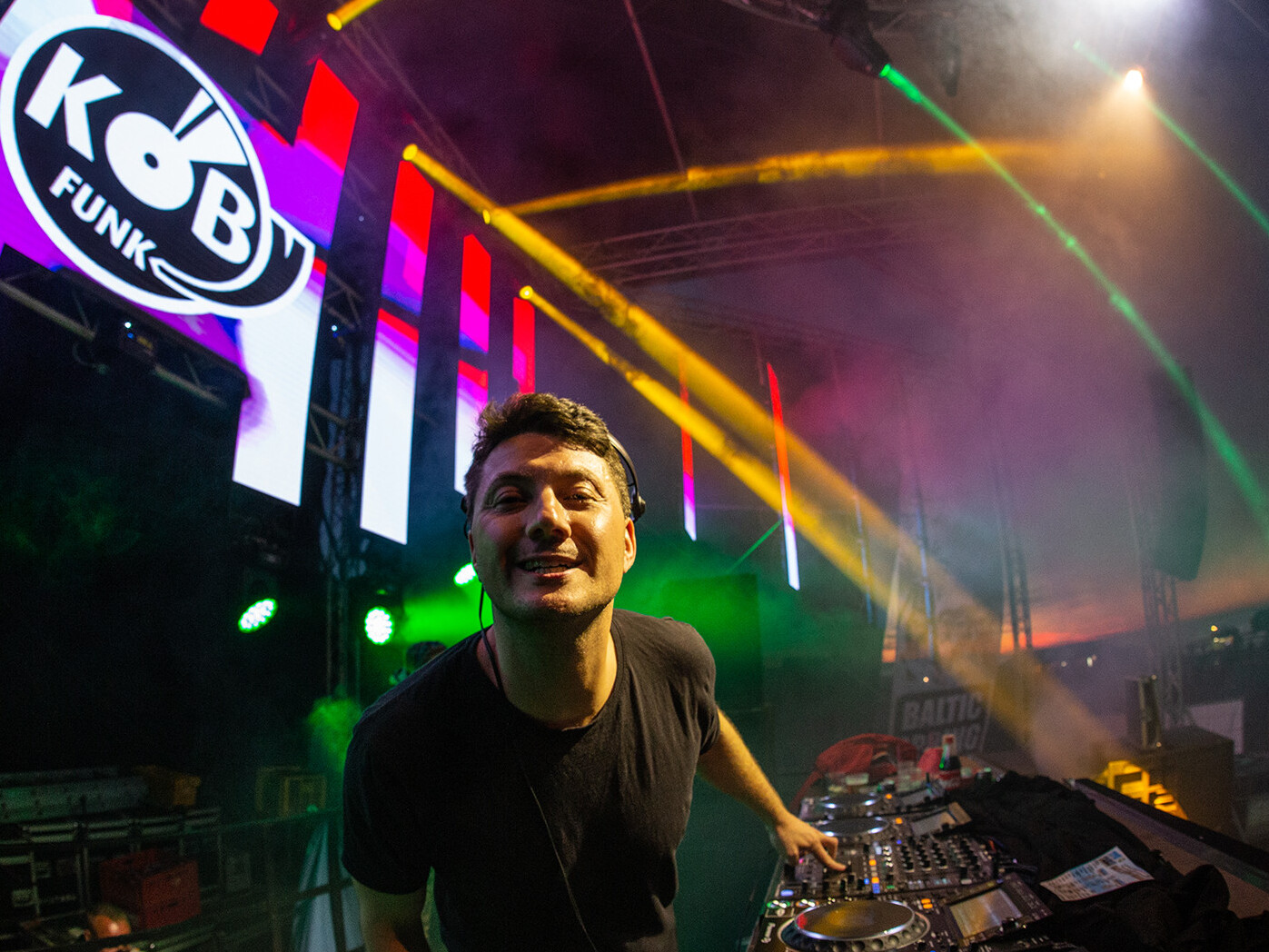 DJ Koby Funk DJ Koby Funk an seinen Mischpult