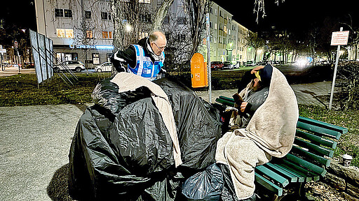 Jede Nacht unterwegs um zu helfen. Die Kältebus-Mitarbeiter:innen versuchen mit den Obdachlosen zunächst ins Gespräch zu kommen, bieten ihre Hilfe, eine Tasse heißen Tee oder einen warmen Schlafsack an.