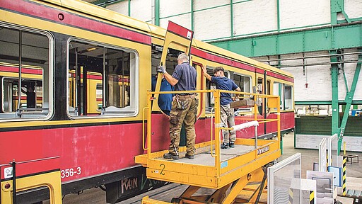 Erste Schritte der Demontage Ramazan Irmak, Christian Quarg und Marco Waldeyer beim Aushängen der Türen