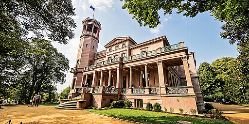  Nicht sehr groß, aber eingebettet in einen wunderschönen Park: Das Schlösschen Biesdorf. 