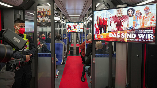 Roter Teppich für die Filmpremiere Eine S-Bahn wurde mit rotem Teppich zum rollenden Premieren-Kino.