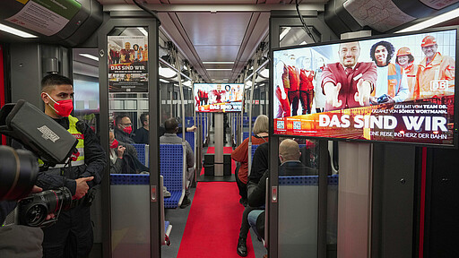 Roter Teppich für die Filmpremiere Eine S-Bahn wurde mit rotem Teppich zum rollenden Premieren-Kino.