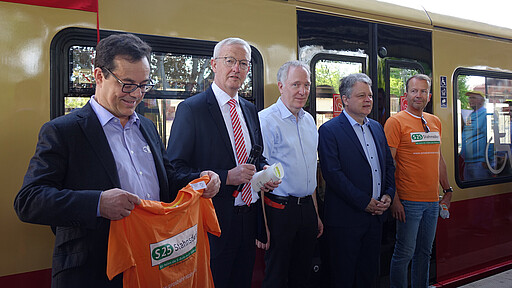 Stahnsdorf Taufe "Taufpaten“ sind (von links): S-Bahn-Chef Peter Buchner, Brandenburgs Verkehrsminister Guido Beermann, DB Konzernbevollmächtigter Alexander Kaczmarek, der Stahnsdorfer Bürgermeister Bernd Albers und der Sprecher des Vereins „Pro S-Bahn Stahnsdorf“ Thomas Erich.