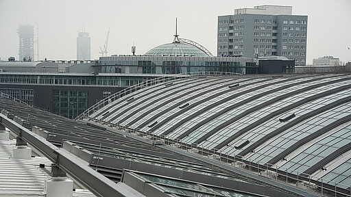 Die beiden rund 100 Jahre alten Gleishallen des Ostbahnhofs erhielten eine neue Dacheindeckung mit modernen Dachfenstern.