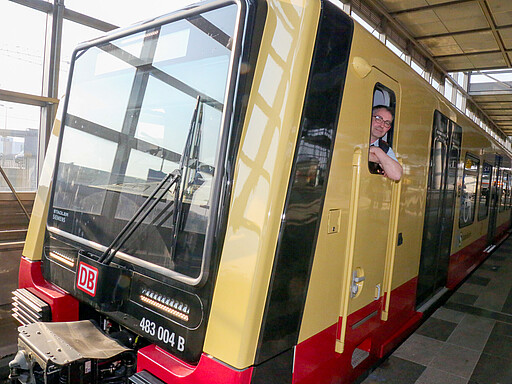Dauertest BR 483 Tf Triebfahrzeugführer und Trainer Andre Kohlrusch fuhr „die Neue“ im Wechsel mit anderen Lokführern über den S-Bahnring.