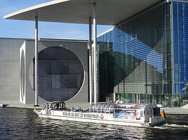 Das Aqua-Cabrioschiff AC BärLiner vor der Parlamenstbibliothek des Marie-Elisabeth-Lüders-Hauses