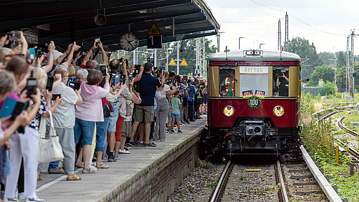 Ein Festival für die S-Bahn Großer Bahnhof: begeisterter Empfang als nachmittags der historische Sonderzug in Bernau eintrifft.
