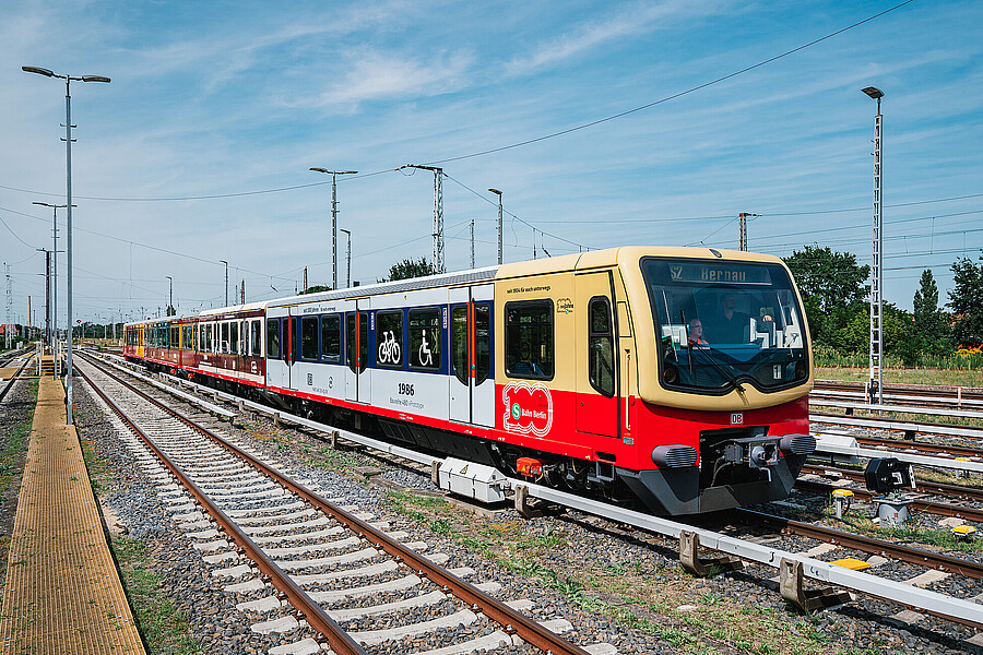 100-Jahre-Zug Zum Jubiläum der Berliner S-Bahn 2024 wurde eine Baureihe 481 im Design der älteren Züge beklebt.