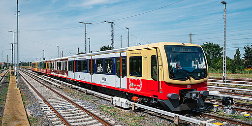 100-Jahre-Zug Zum Jubiläum der Berliner S-Bahn 2024 wurde eine Baureihe 481 im Design der älteren Züge beklebt.