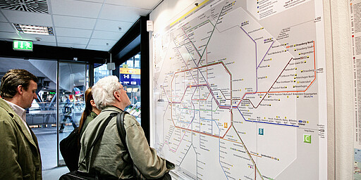 Kundenzentrum Fahrgäste an der großen Netzspinne im Kundenzentrum am Hauptbahnhof