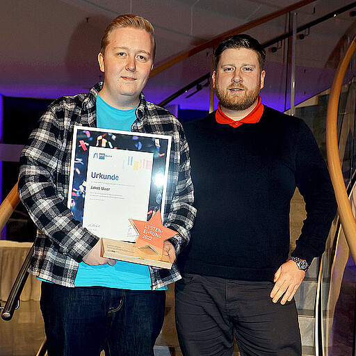 IHK Auszeichnung 2022 Jakob Uwer (links) und René Dohrmann bei der Feier für die besten Auszubildenden Berlins.