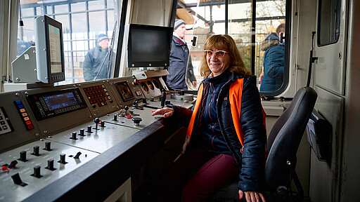 Gabriele Franke freut sich, dass sie die BR 485 zum Abschied noch mal steuern darf.