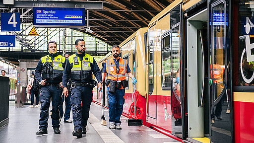Sicherheitskräfte begleiten die Reinigungsteams, unterstützen bei Konflikten und helfen dabei, die Hausordnung durchzusetzen.