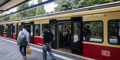 S-Bahn am Bahnsteig / Menschen S-Bahn am Bahnsteig / Menschen