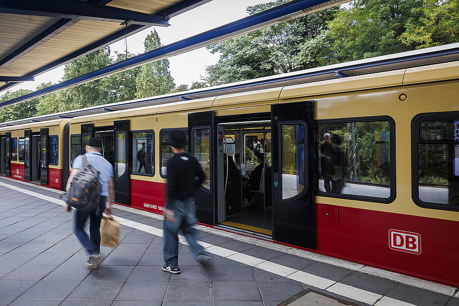 S-Bahn am Bahnsteig / Menschen S-Bahn am Bahnsteig / Menschen