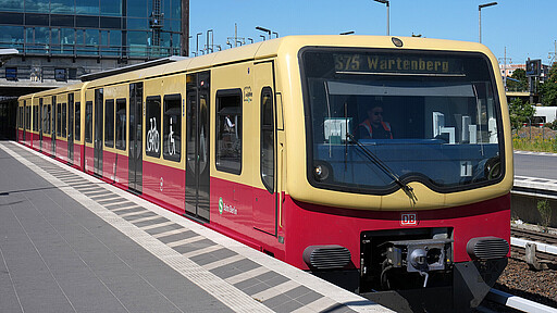 Eine von 500 Gegenwärtig sind auf Berlins S-Bahn-Schienen vier Baureihen unterwegs: eine davon ist die Baureihe 481