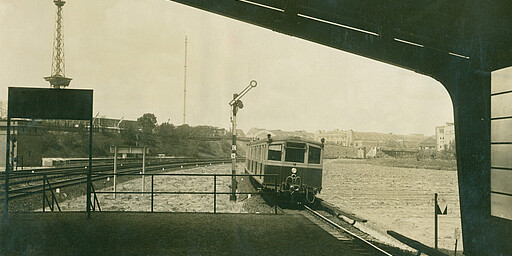 Westkreuz S-Bahnhof Berlin Westkreuz (ehemals Bahnhof Ausstellung) im Jahr 1936: S-Bahn BR EB/ET 165 verlässt den Bahnhof Richtung Witzleben (heute Messe Nord/ICC). Links im Hintergrund ist der Berliner Funkturm zu sehen, rechts das Stellwerk vor der Kantstraße.