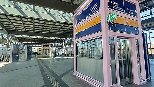 Neues Wegeleitsystem am Bahnhof Südkreuz geben den Ton an