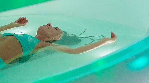 Im Tranxx in Berlin-Schöneberg können Besucherinnen und Besucher beim Floating oder einer Massage in ruhiger Atmosphäre abschalten und neue Leichtigkeit finden.