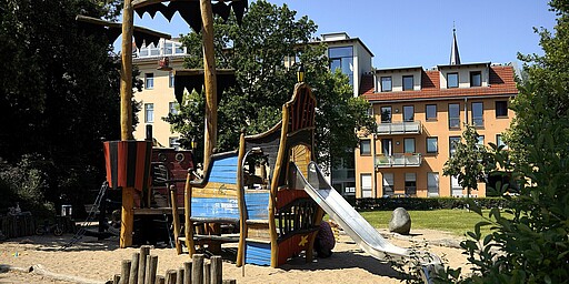  Der Piratenspielplatz am Futranplatz in Köpenick ist ein Abenteuerort für Kinder. Mit seinem thematischen Design lädt er junge Entdecker dazu ein, ihre Fantasie auszuleben und spielerisch in die Rolle von Piraten zu schlüpfen. 